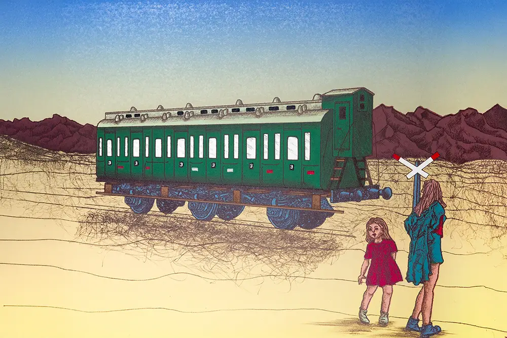 Zwangere vrouw in een roze jurk zit op rood gras en glimlacht rustig, vastgelegd in sfeervolle portretfotografie tijdens een natuurlijke zwangerschapsshoot